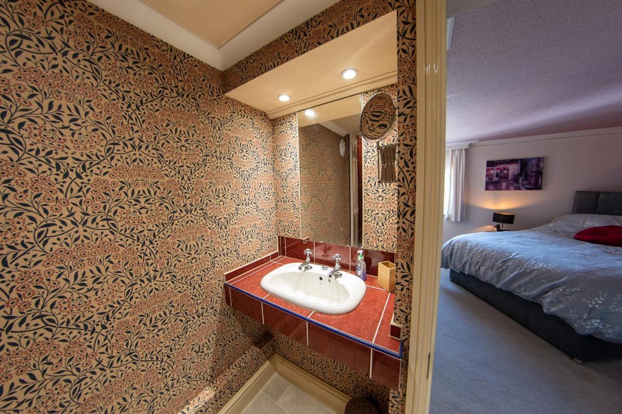 3, The Dolphin, 49 Quay Street - Stunning Apartment - Quintessential - Quay Views - Sleeps 2-4 People นิวพอร์ต ภายนอก รูปภาพ